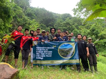 Reboisasi Kawasan Hutan Bersama HIMA PGMI STAIHA Bawean